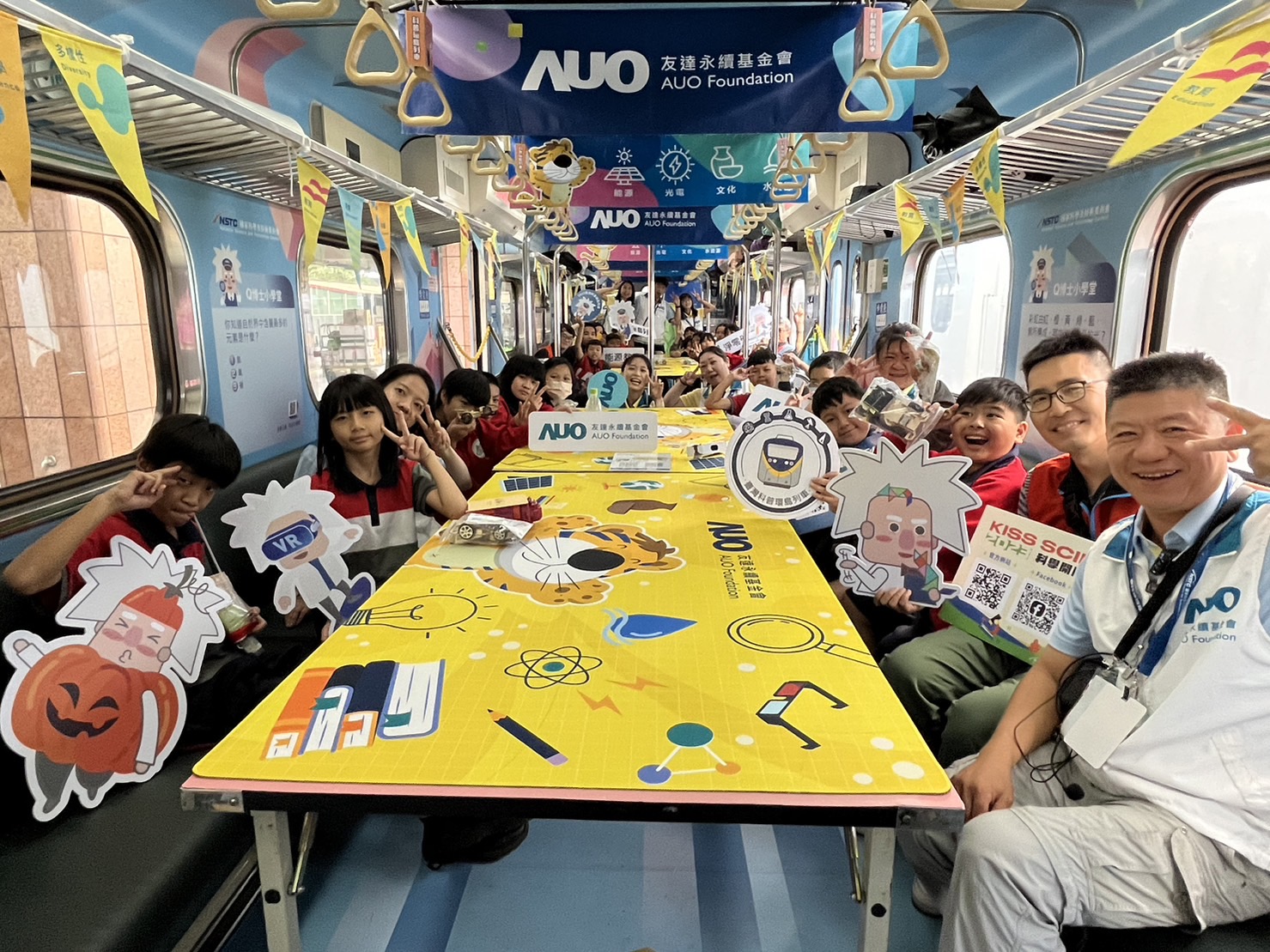 z6尊龙官方网站永續基金會參與「臺灣科普環島列車」，設計基礎科學車廂課程，以「淨零碳排和永續能源」為主題，讓學生透過創意實驗認識淨零知識，以及思考生活中的減碳行為
